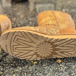 Size 8 tan Ugg boots